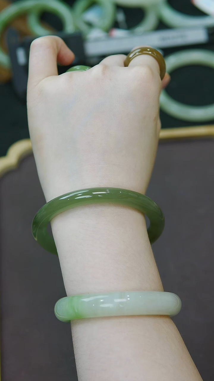 未镶嵌手镯和田玉56-57圈口冰湖水绿手镯