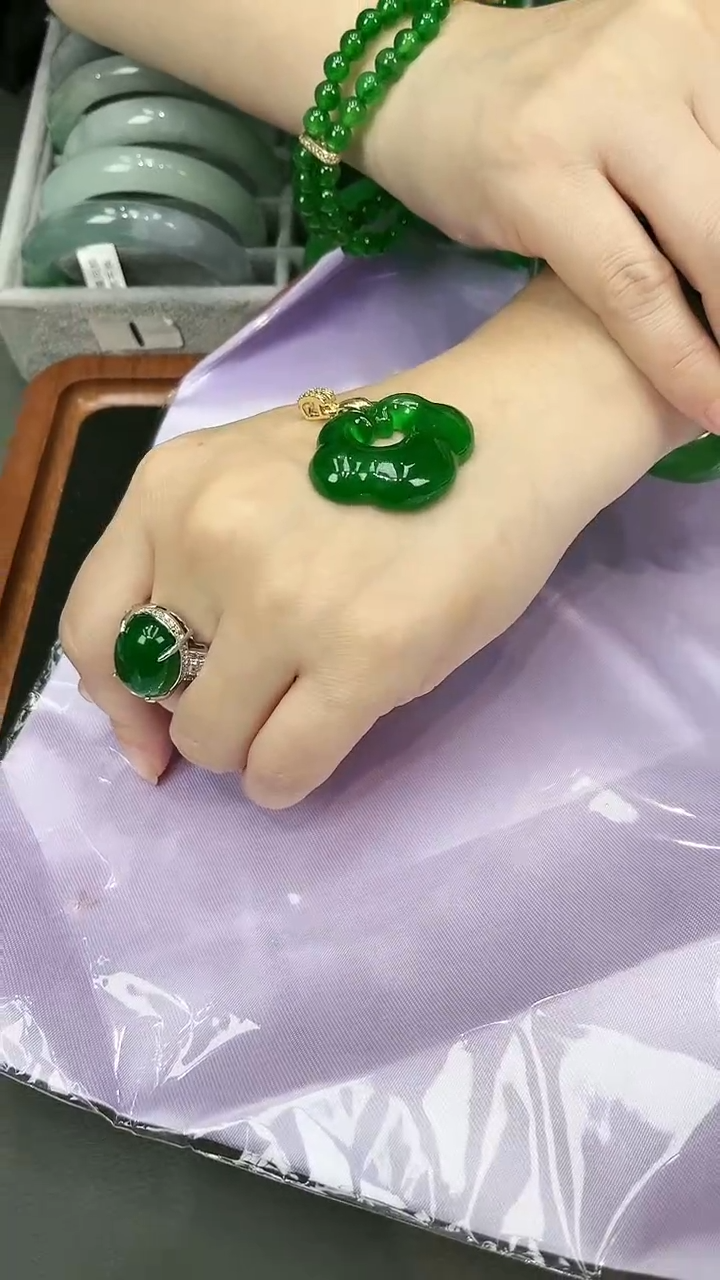 【闪购商品】砖雕s40 辣阳绿如意吊坠