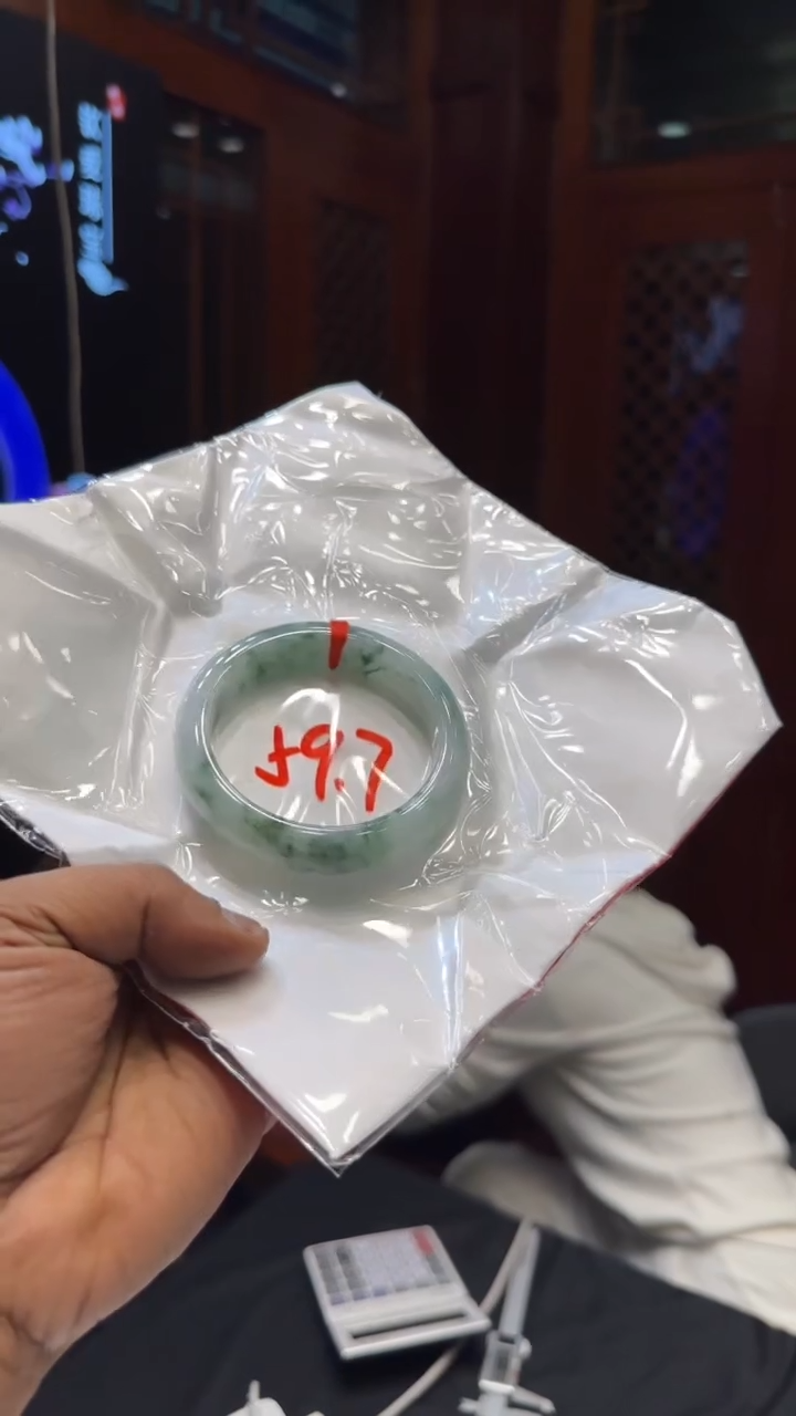 翡翠手镯未镶嵌手镯