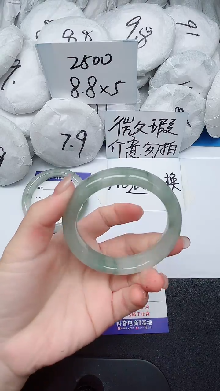 【闪购商品】石英质玉手镯未镶嵌70