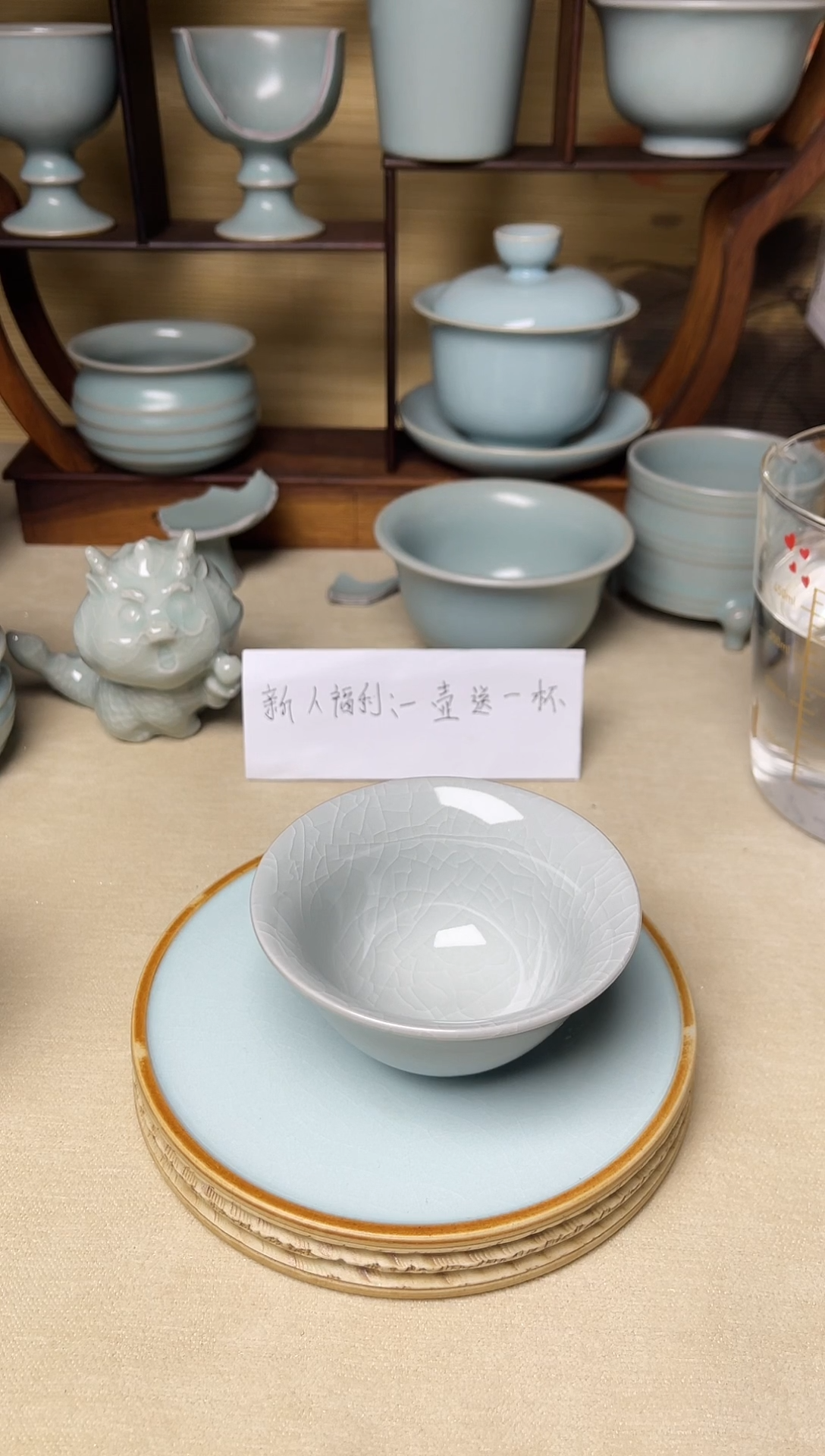 微微瑕云雾月白釉鸡心杯