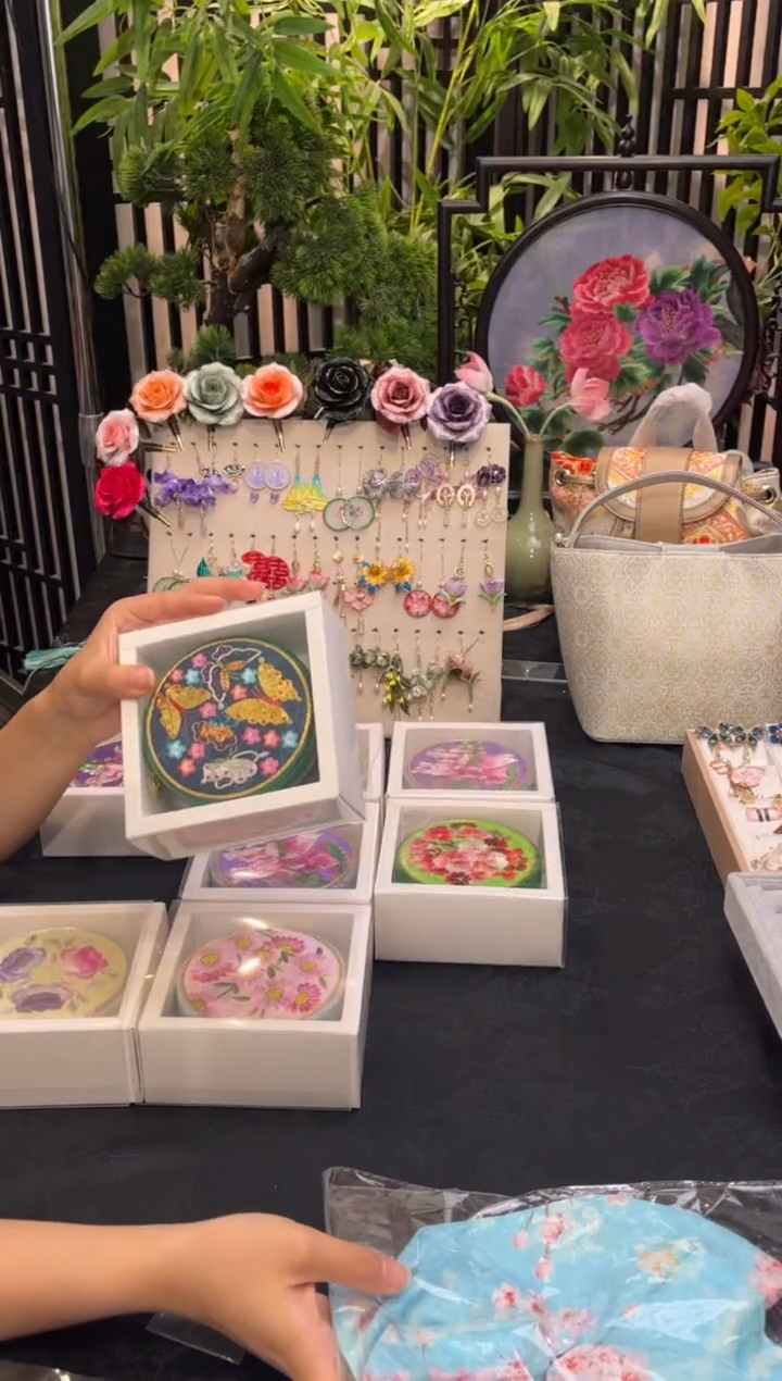 织绣S****0非遗苏绣手工饰品