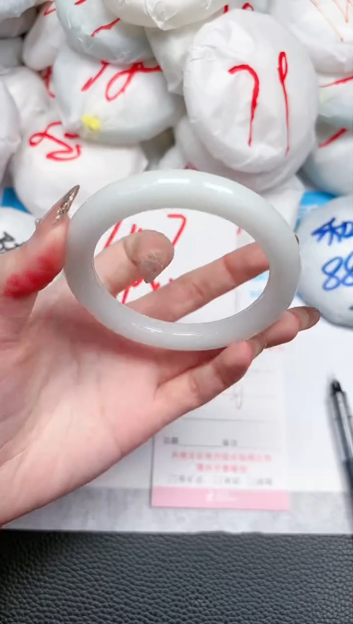 【闪购商品】石英质玉手镯未镶嵌210-56.6