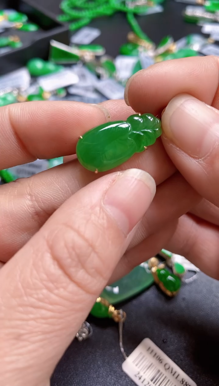 【闪购商品】翡翠颈饰18K金镶嵌吊坠