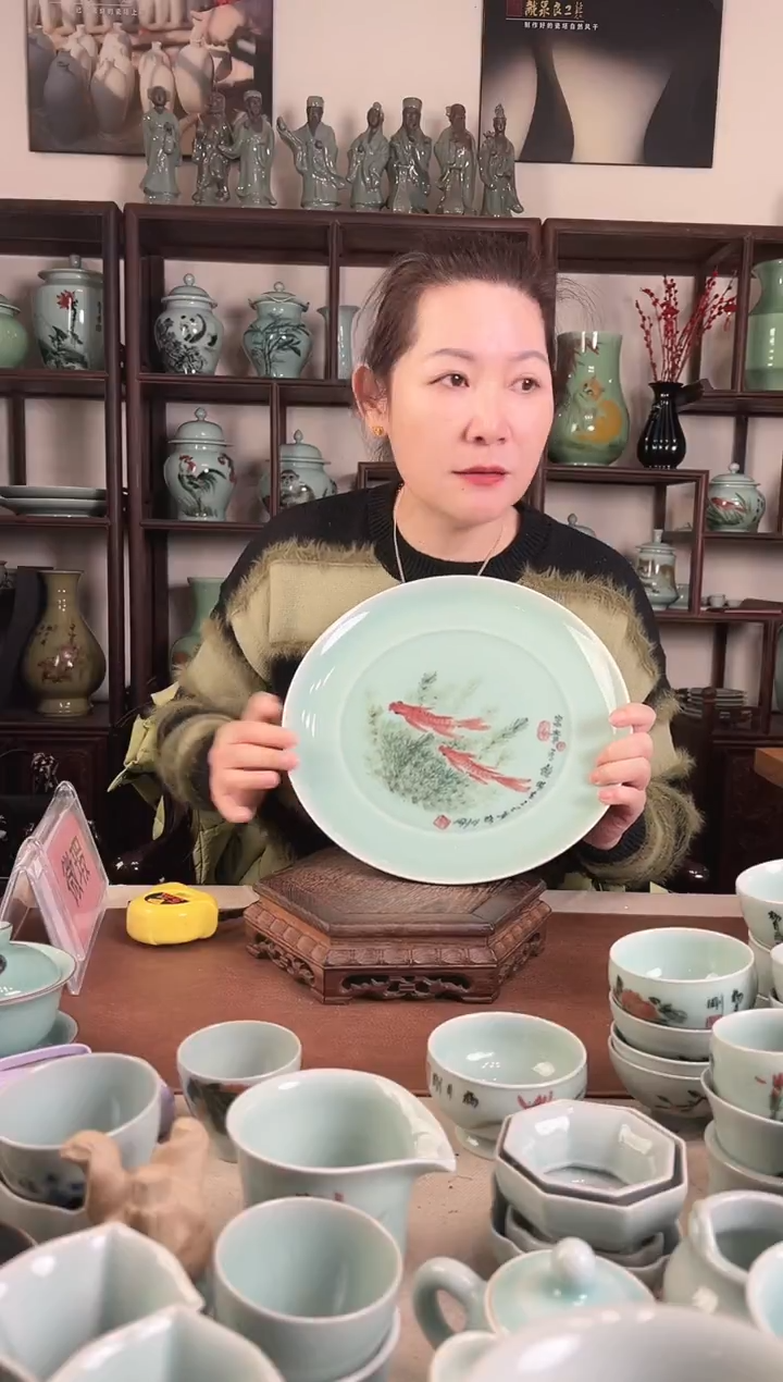 釉中彩 鱼画 大盘（气孔）