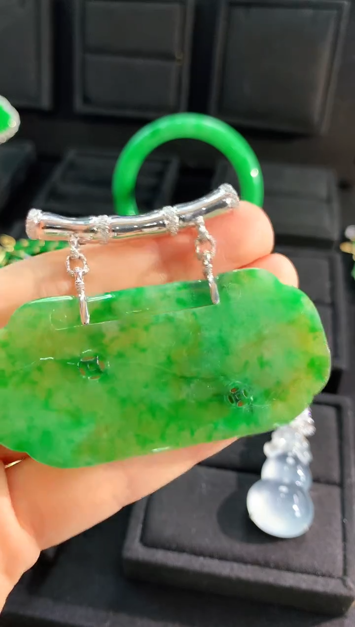 【闪购商品】翡翠吊坠(不含链)18K金镶嵌吊坠