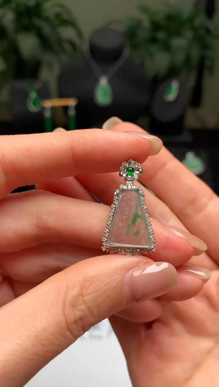 颈饰18K金镶嵌翡翠无事牌