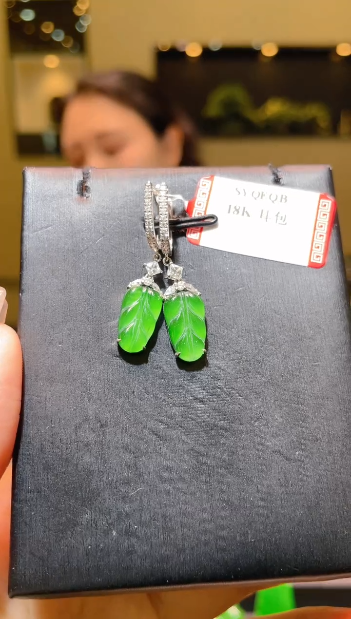 【闪购商品】翡翠吊坠(不含链)18K金镶嵌A31