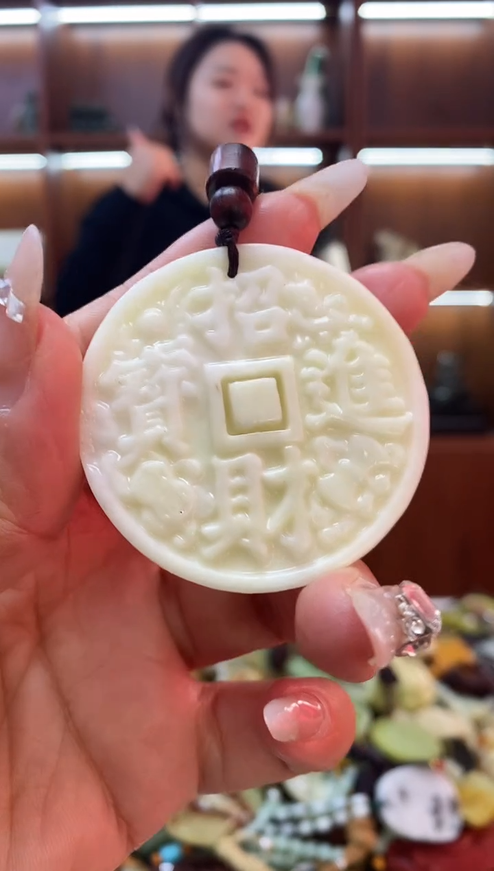 未镶嵌蛇纹石玉吊坠     