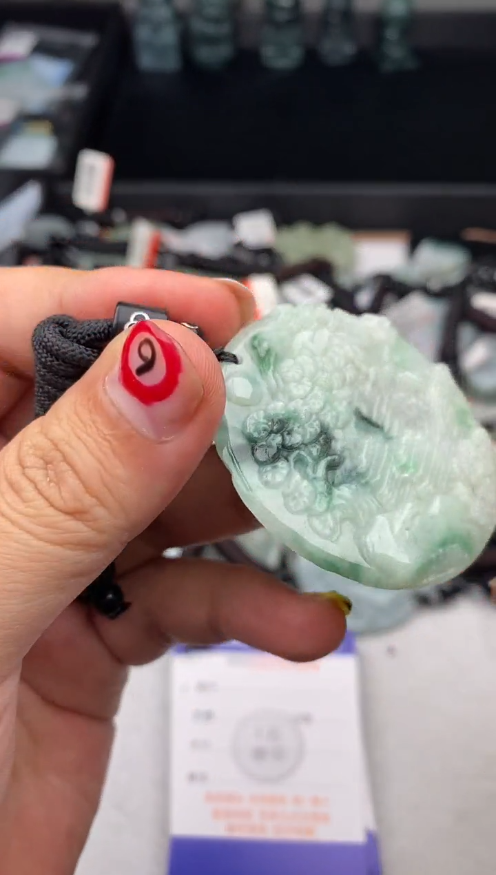 翡翠未镶嵌颈饰多样性发其一