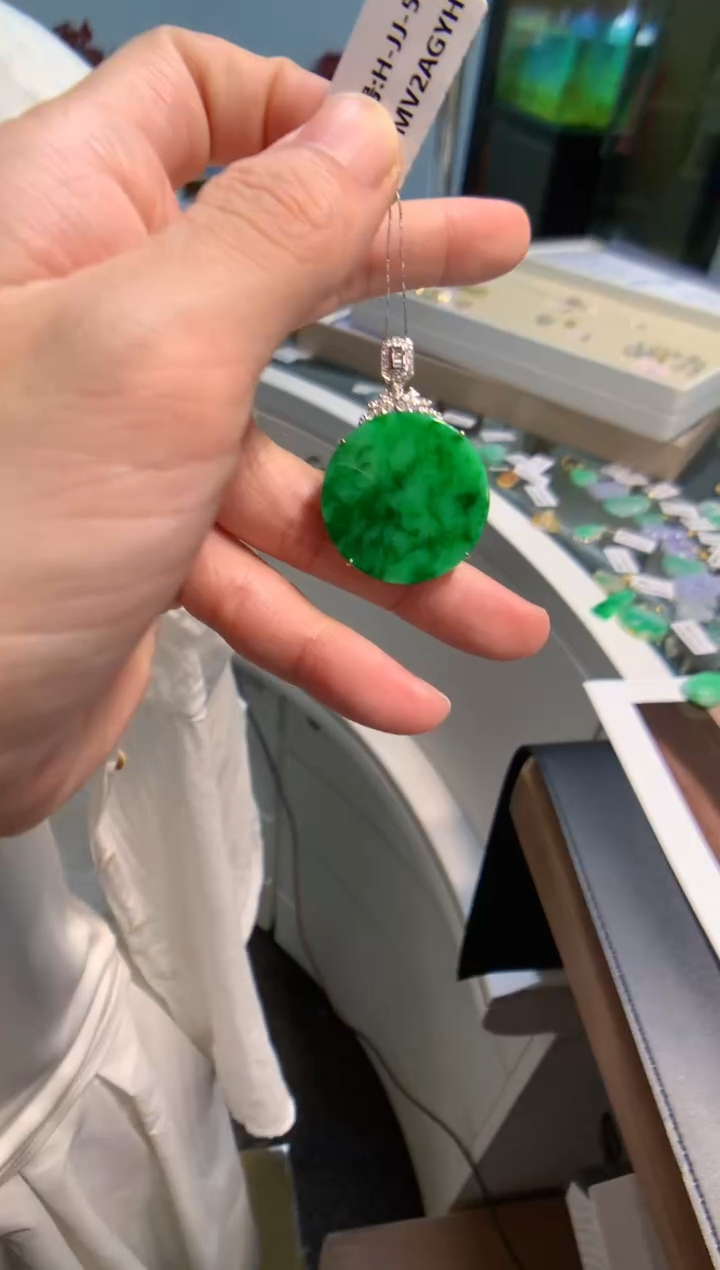 颈饰18K金镶嵌翡翠无事牌