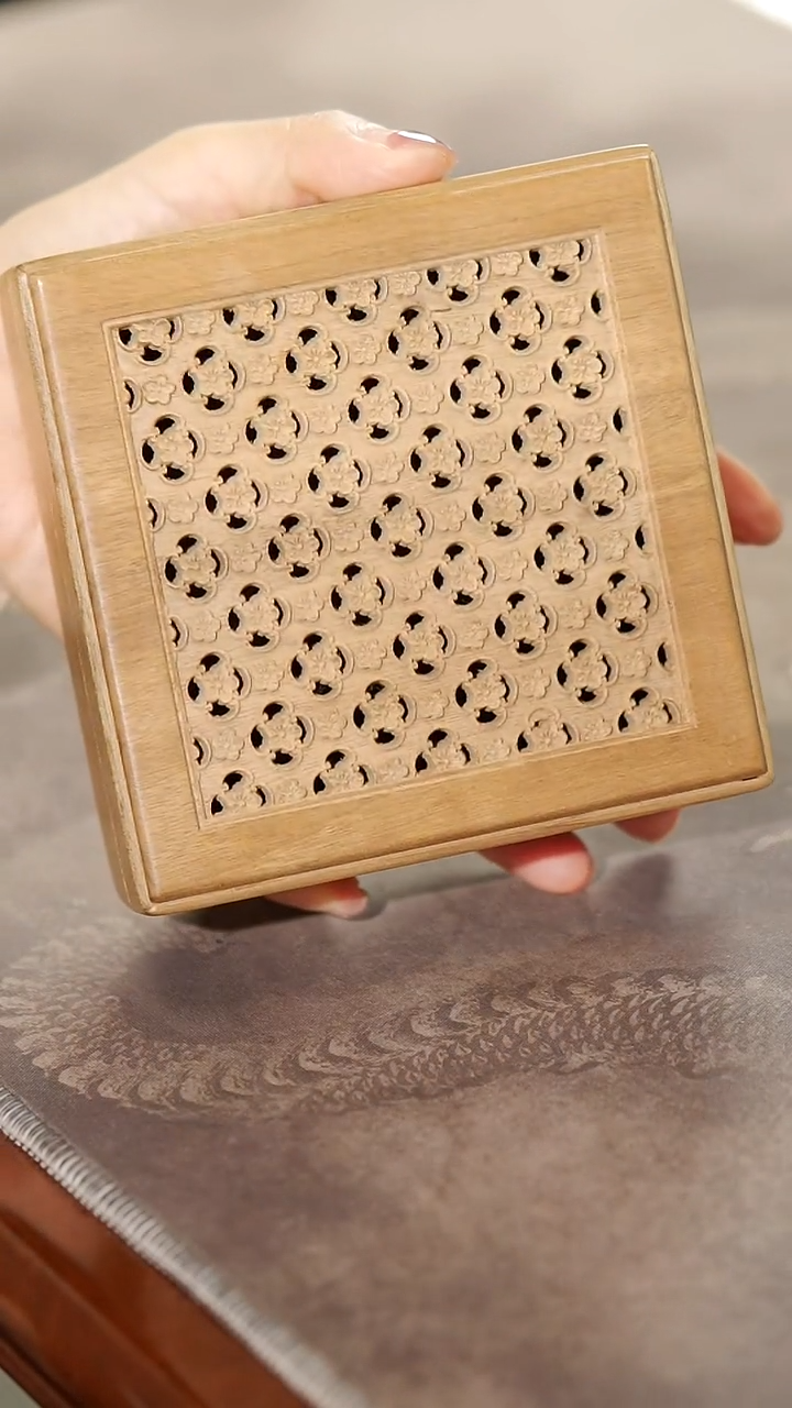 金丝楠镂空梅花方香炉12cm