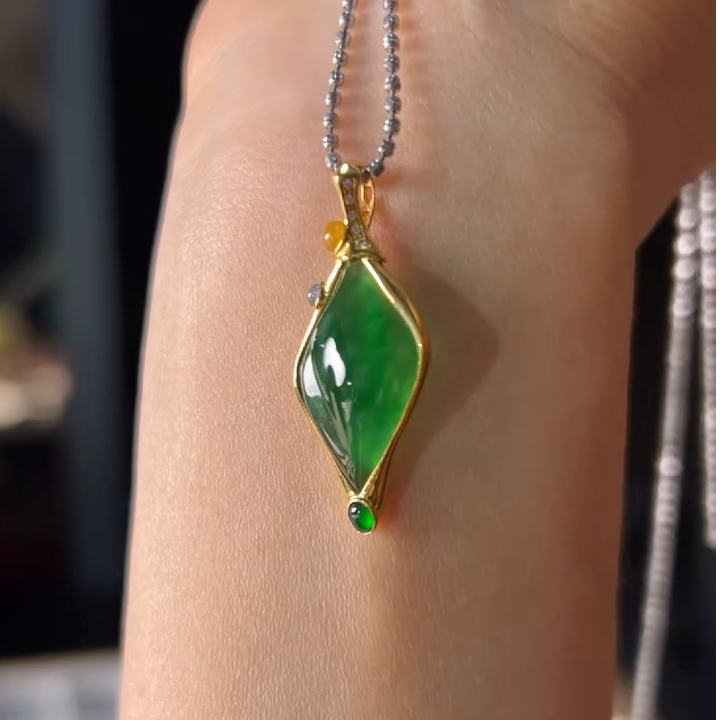 钦点-天然A货翡翠-18K绿随行吊坠-7900+790