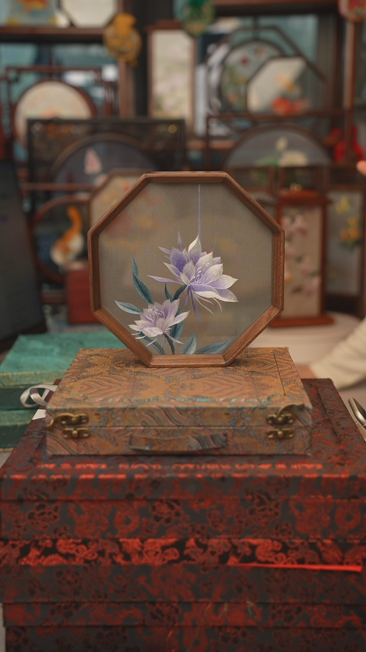 扇子苏绣双面绣八角台屏胡桃木框大号20CM