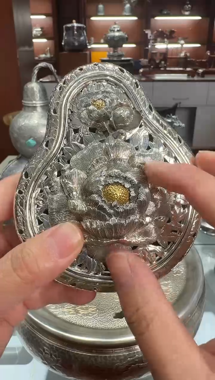 水*足银精工手工大师鏨刻牡丹高浮雕三足香炉