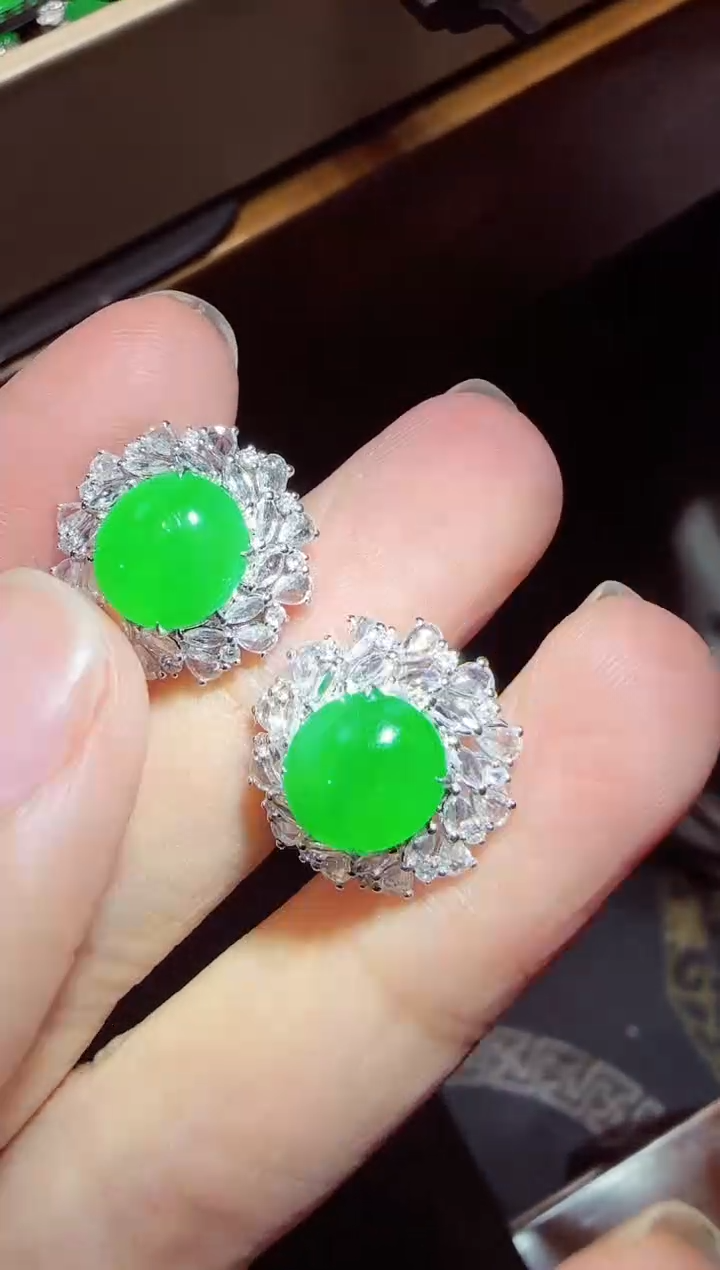 【闪购商品】翡翠耳饰18K金镶嵌阳绿旦