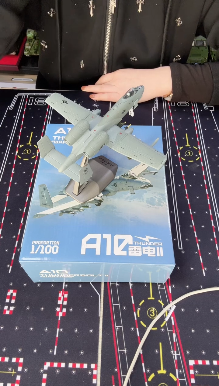 1/100合金A10飞机模型