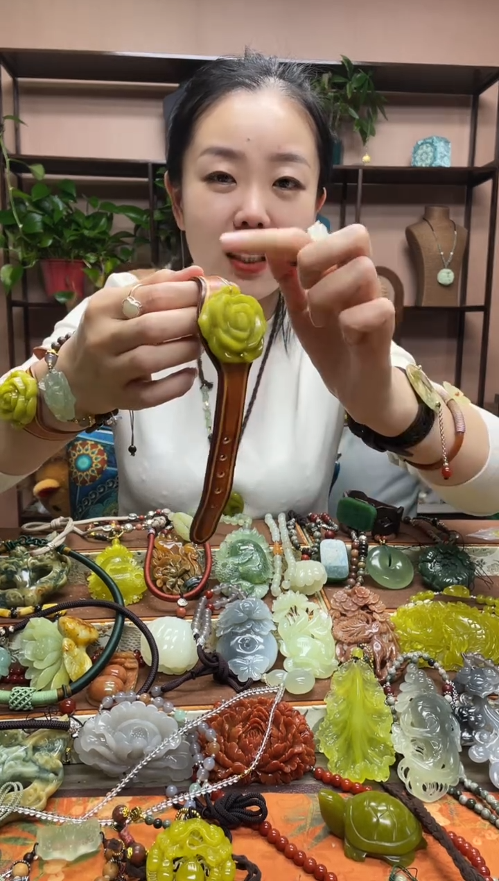 未镶嵌岫玉颈饰多样性发货发其中之一