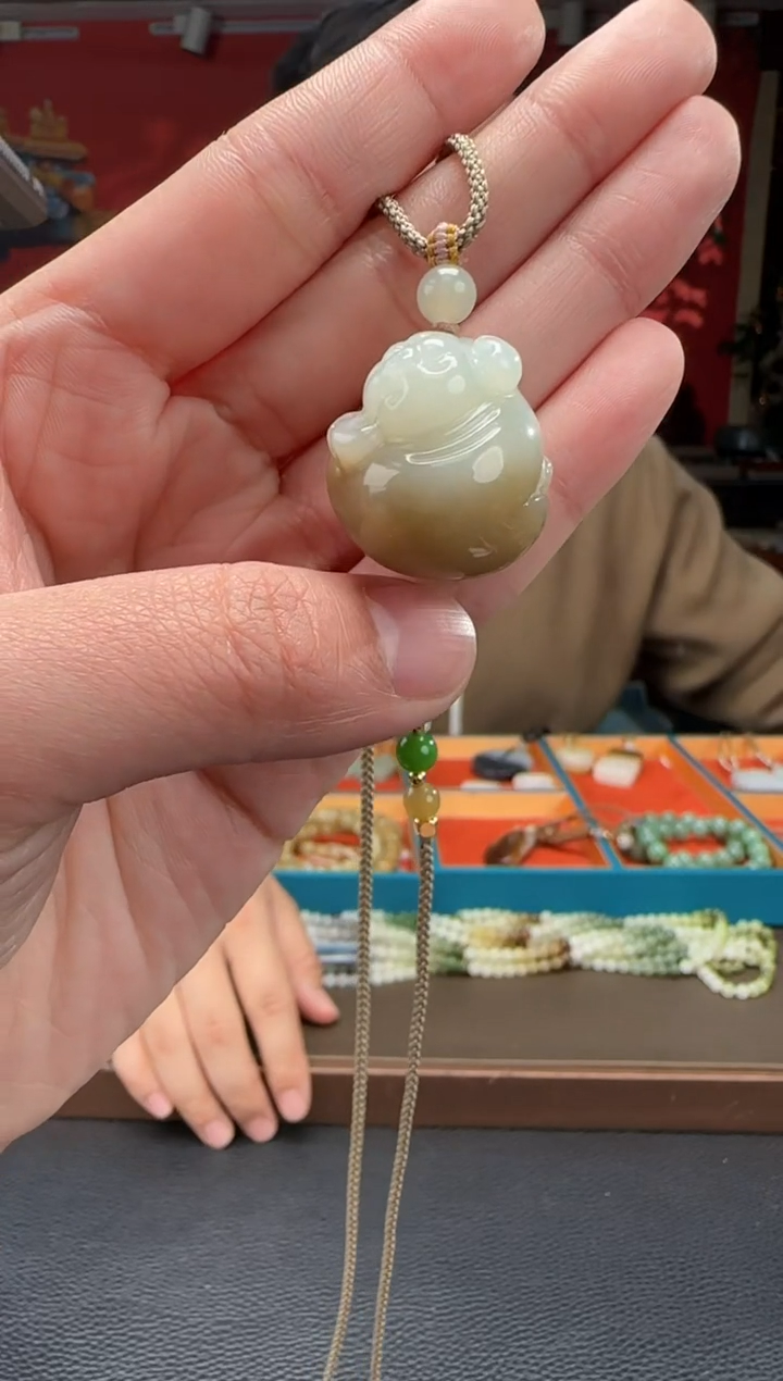 【闪购商品】和田玉颈饰未镶嵌且末糖白小猪