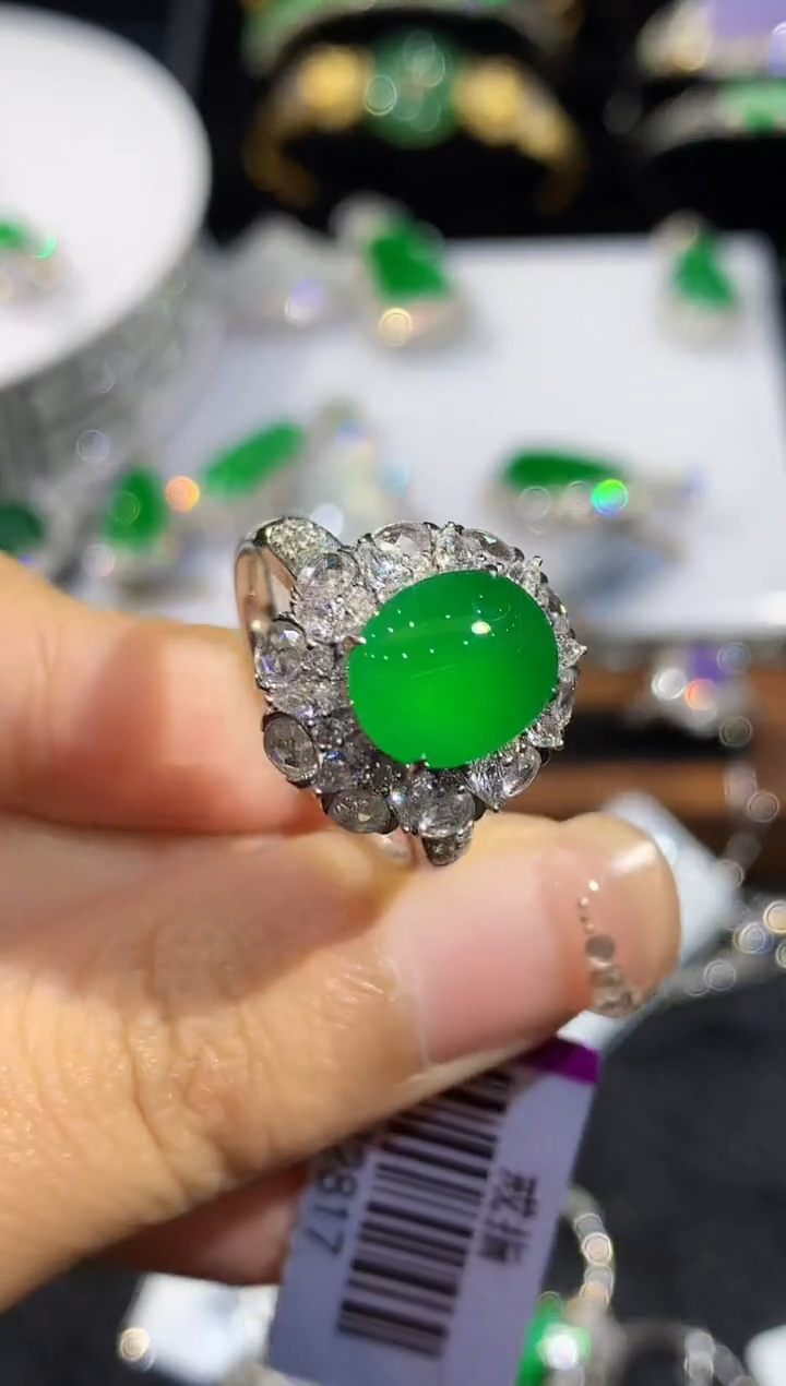 18K金镶嵌戒指翡翠多样性发其一