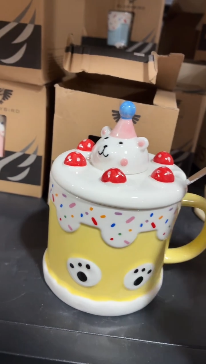 瓷049 黄色小熊蛋糕带盖把手杯  默认微瑕