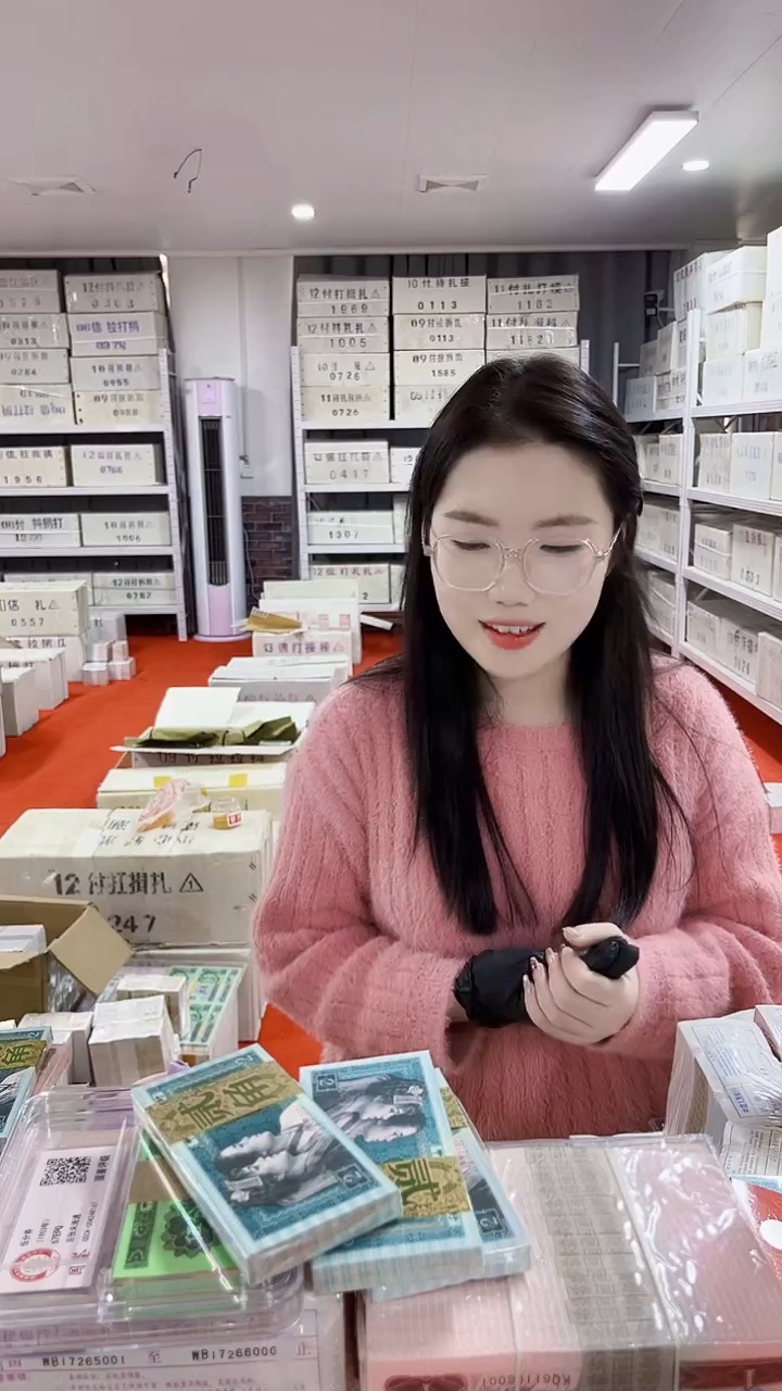 第4套人民币退市币001三冠首发无4的国鉴评级100张连号