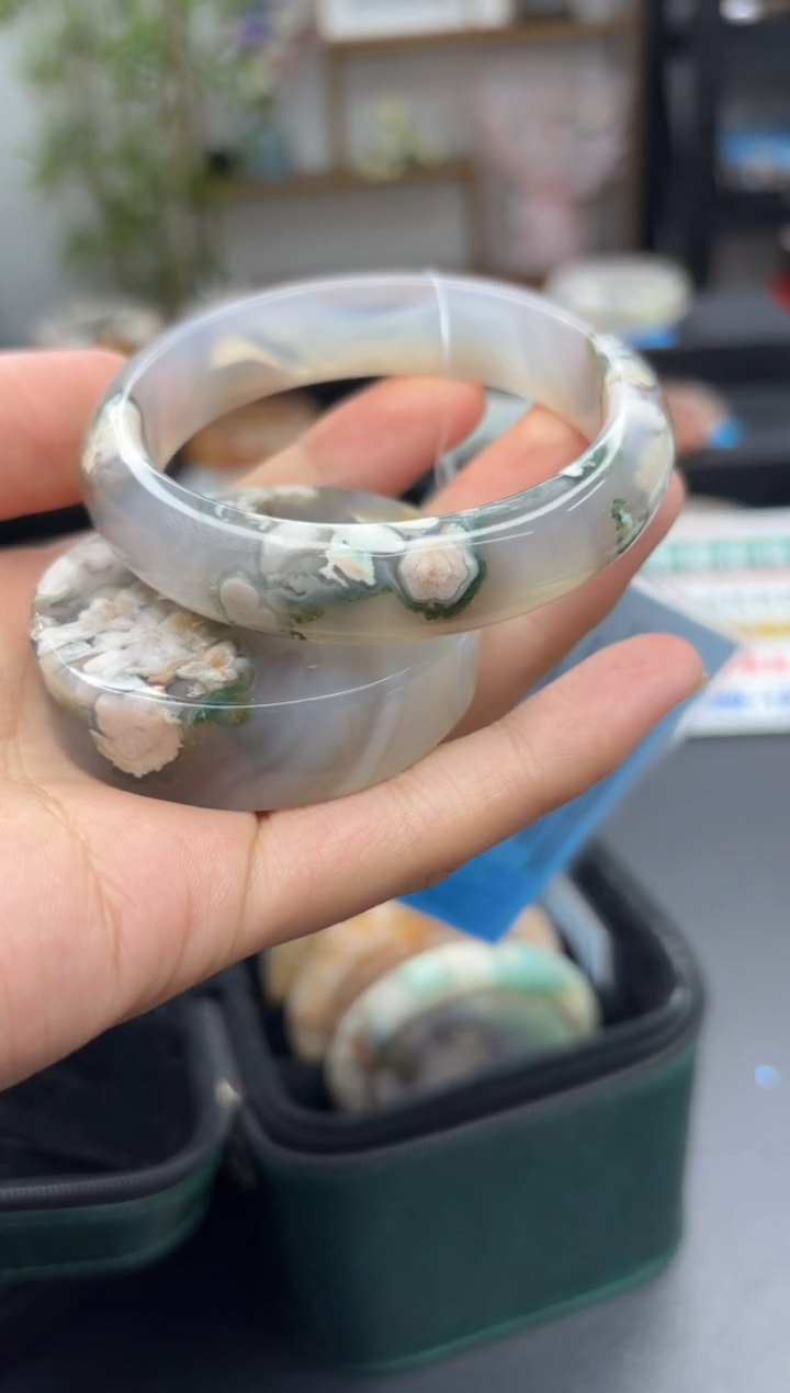 【闪购商品】石英质玉手镯未镶嵌A(157  57圈赠送镯心)