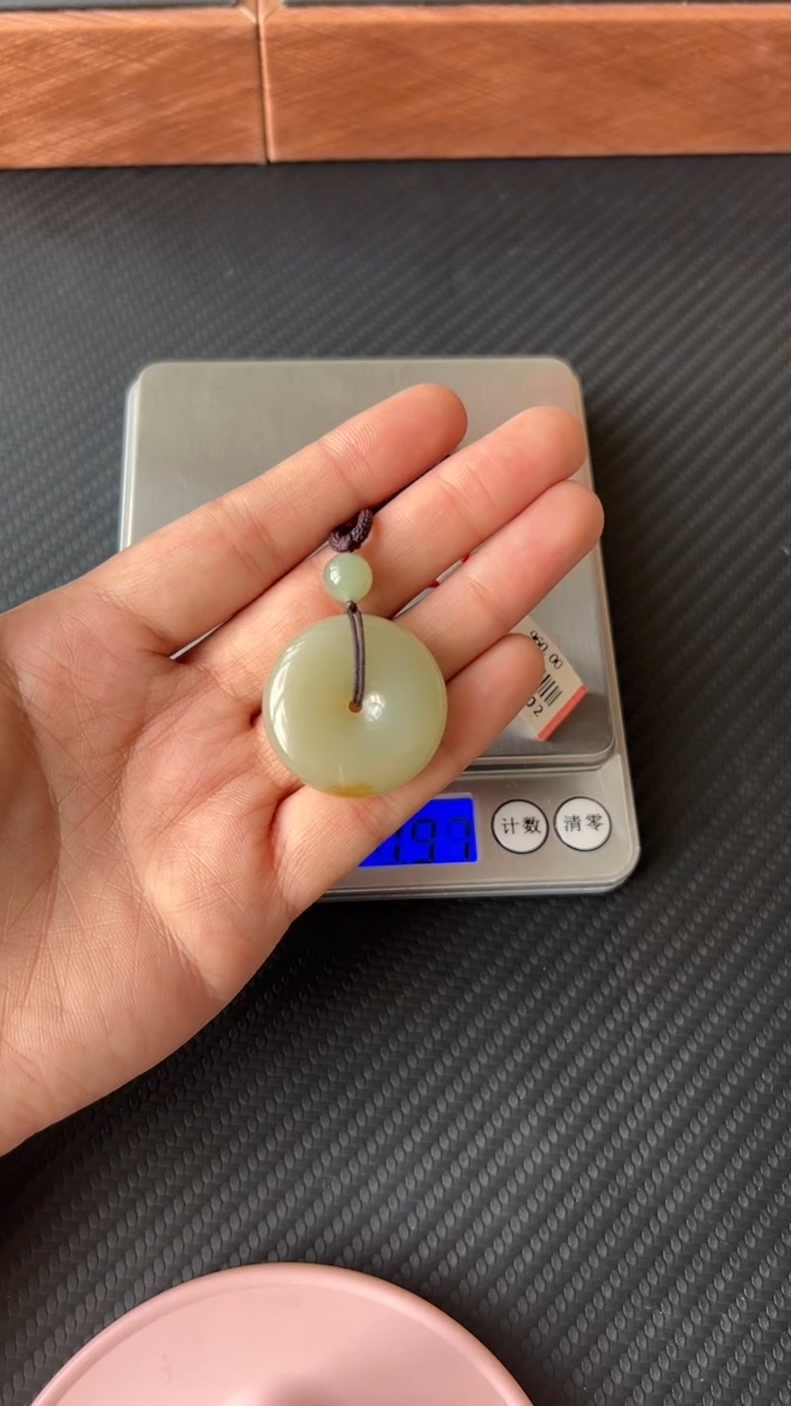 【闪购商品】和田玉吊坠(赠链)未镶嵌且末微色差近矿