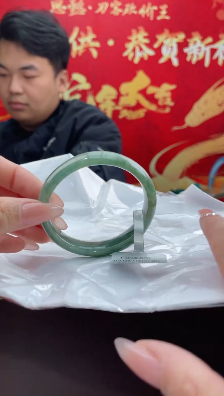 【闪购商品】翡翠手镯未镶嵌1翡翠手镯（微瑕）