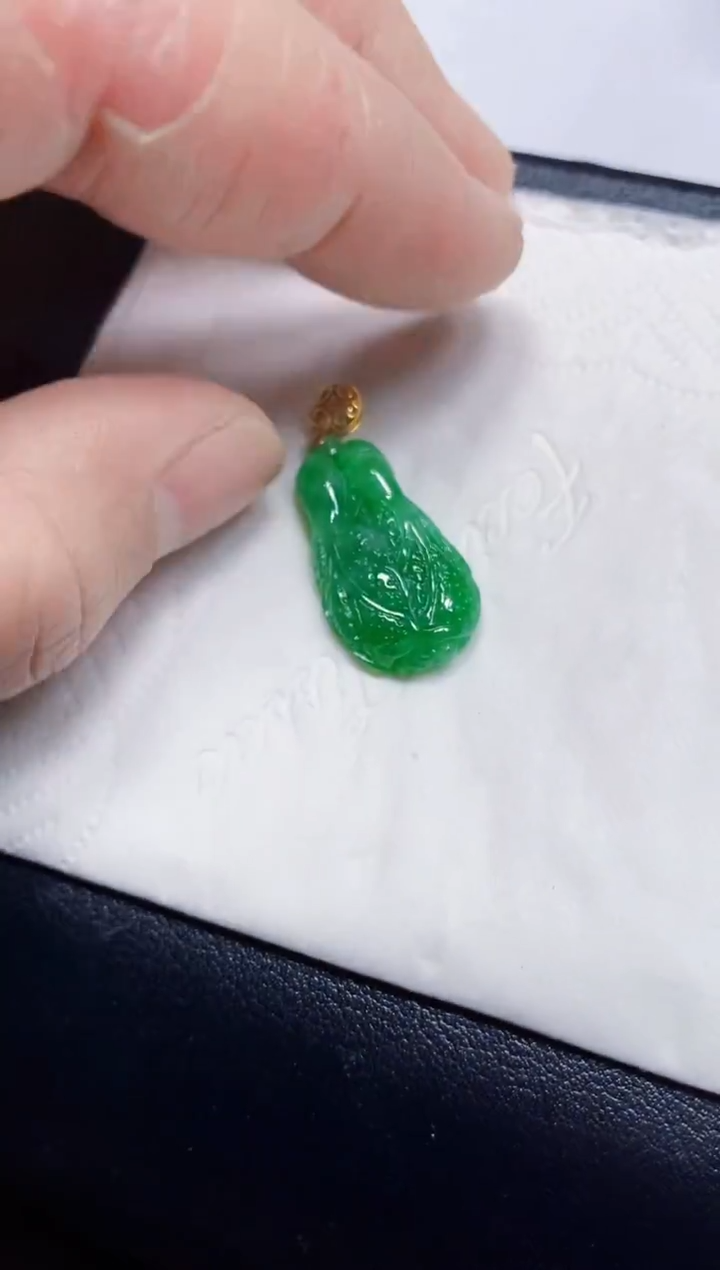 颈饰18K金镶嵌翡翠白菜