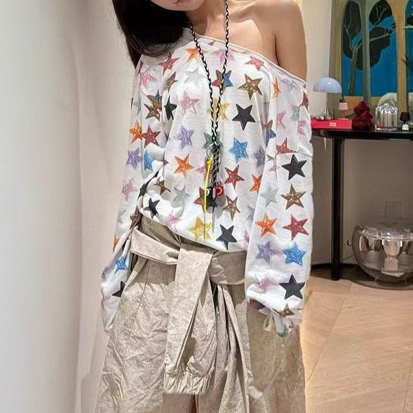 美式满印彩色星星印花斜肩长袖T恤女装早秋露肩防晒罩衫百搭上衣