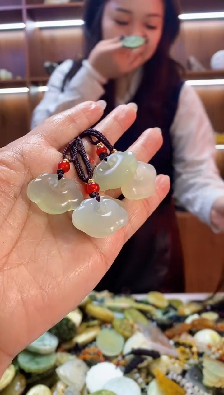 未镶嵌蛇纹石玉吊坠多样性发其中之一