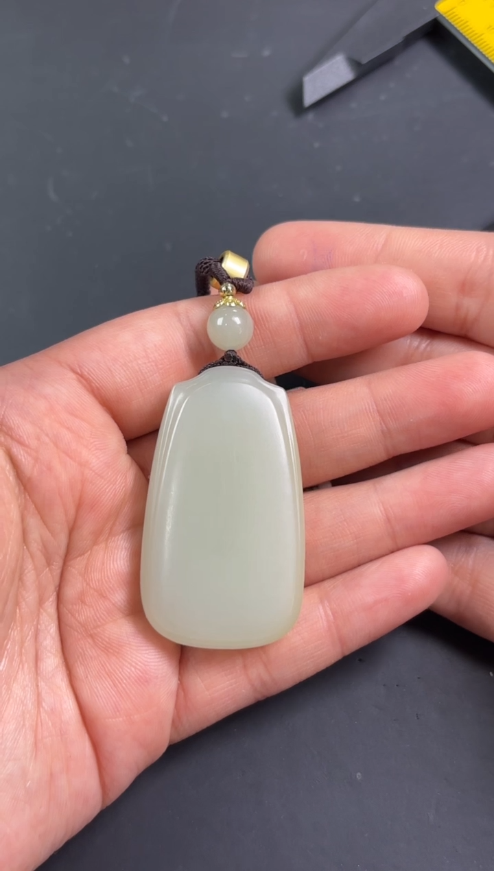 【闪购商品】和田玉吊坠(赠链)未镶嵌且末微色差迪克兰吊坠