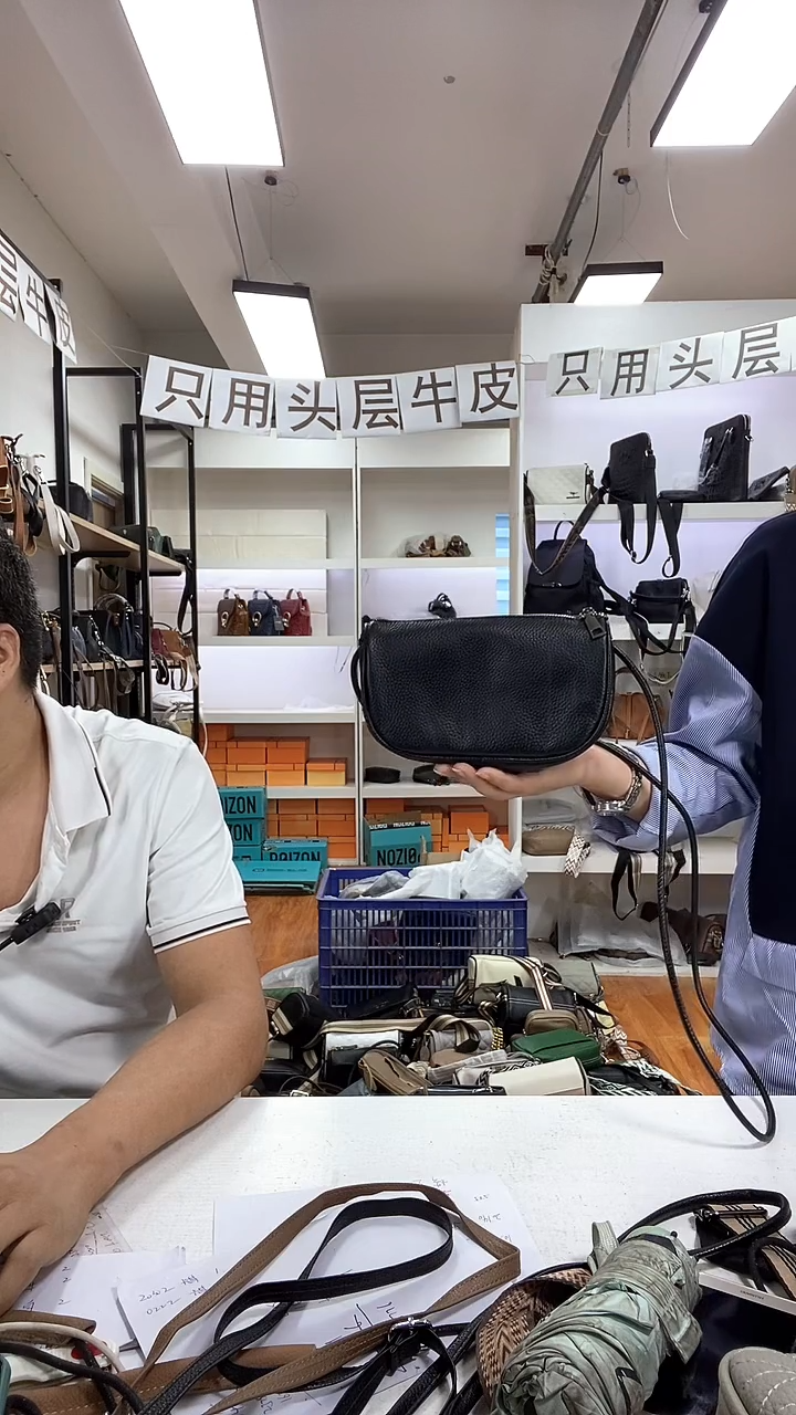 头层牛皮小饺子包黑色