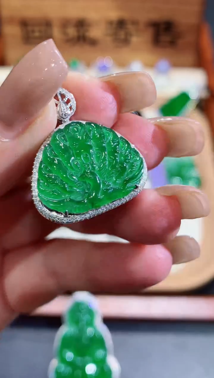 翡翠18K金镶嵌颈饰团购