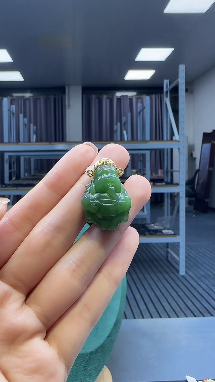 18K金镶嵌和田玉挂件1