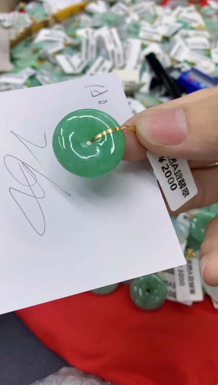 翡翠18K金镶嵌颈饰111111111