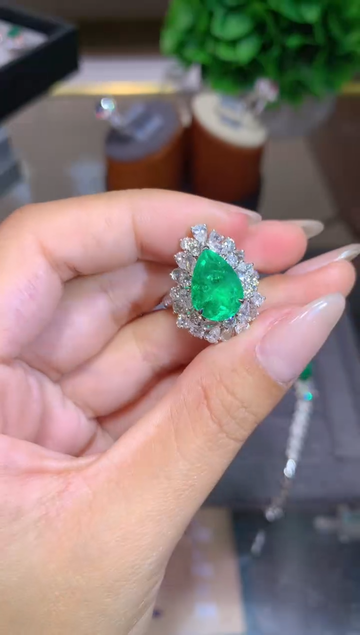 祖母绿戒指18K金镶嵌3.76CT