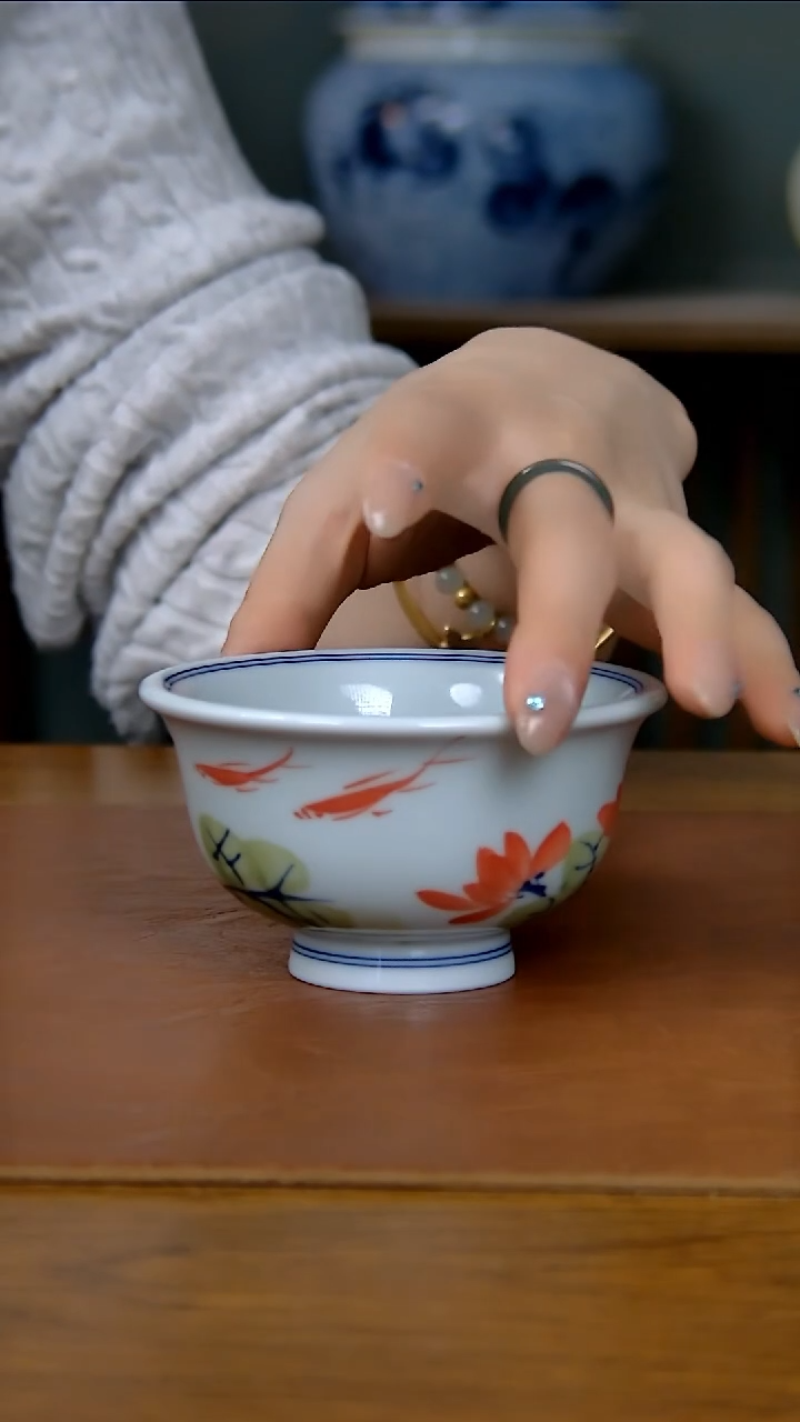 陶瓷写意荷花鱼儿压手杯（气窑）   