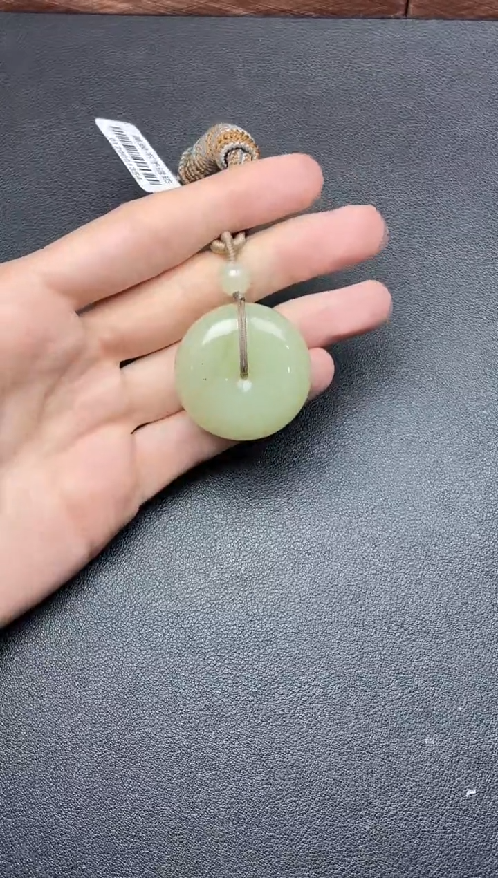 吊坠(赠链)未镶嵌和田玉且末微色差迪克兰二细平安扣