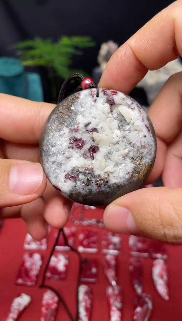 天然辰砂单晶体聚宝盆