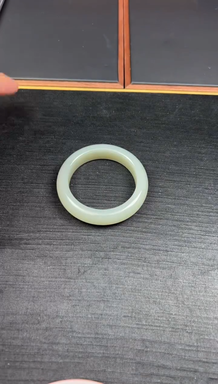 【闪购商品】和田玉手镯未镶嵌且末微色差近矿51+