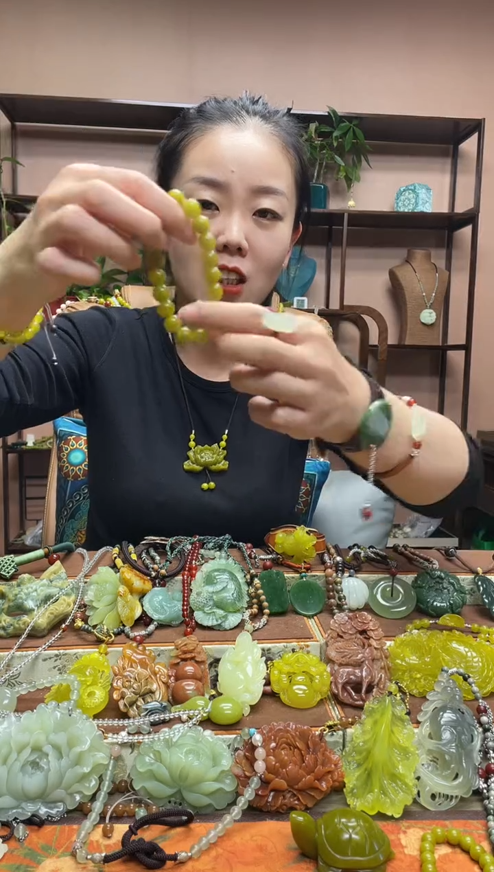 未镶嵌岫玉颈饰多样性发货发其中之一