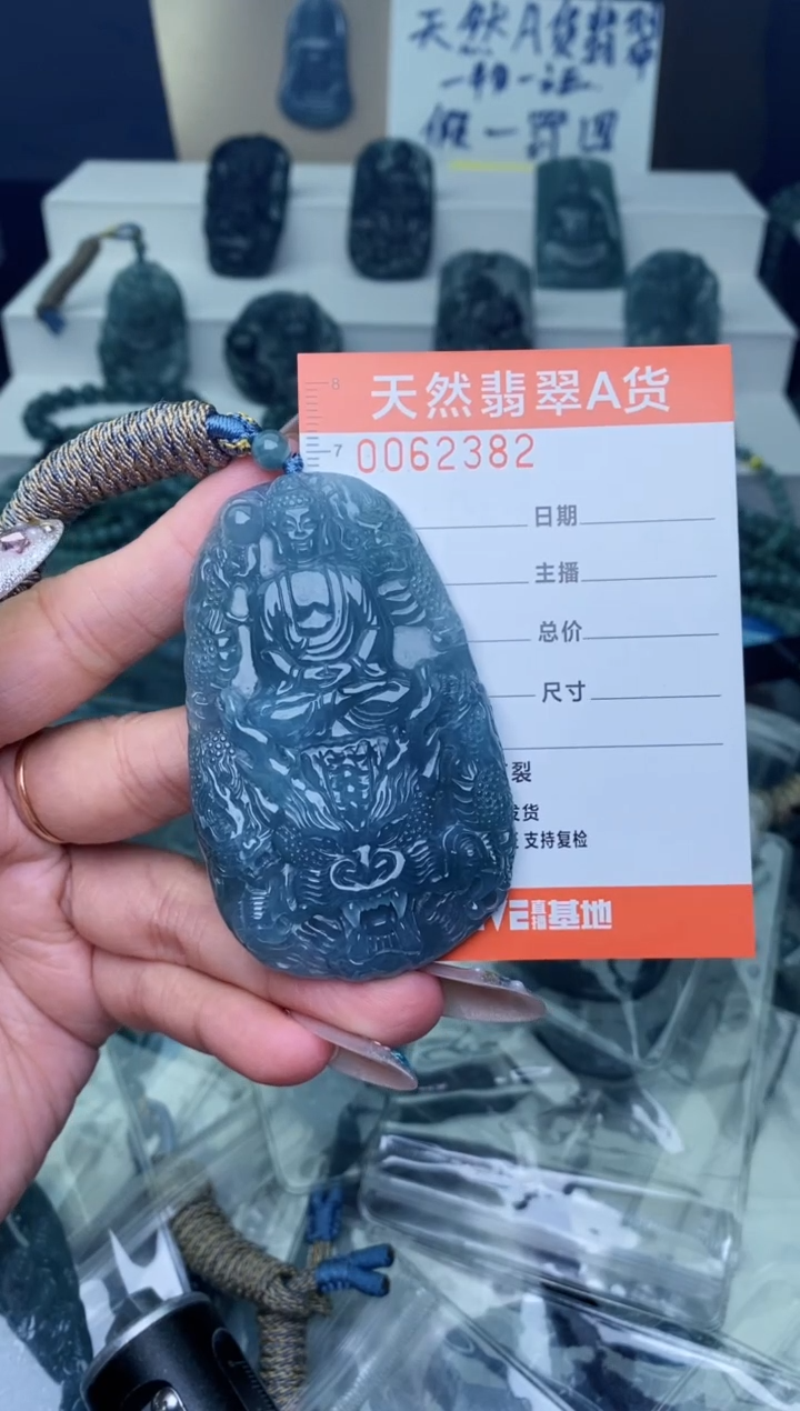 翡翠未镶嵌颈饰···········