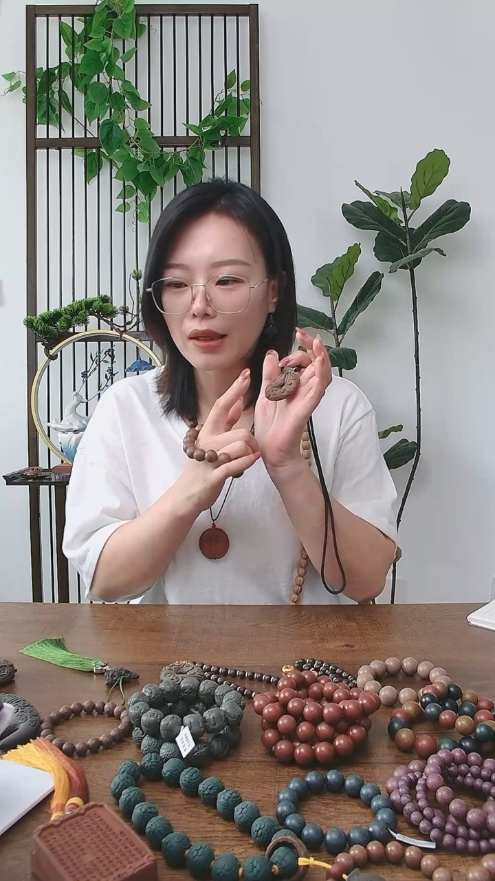 泥塑回春养元的手串+雍正的祥云扣