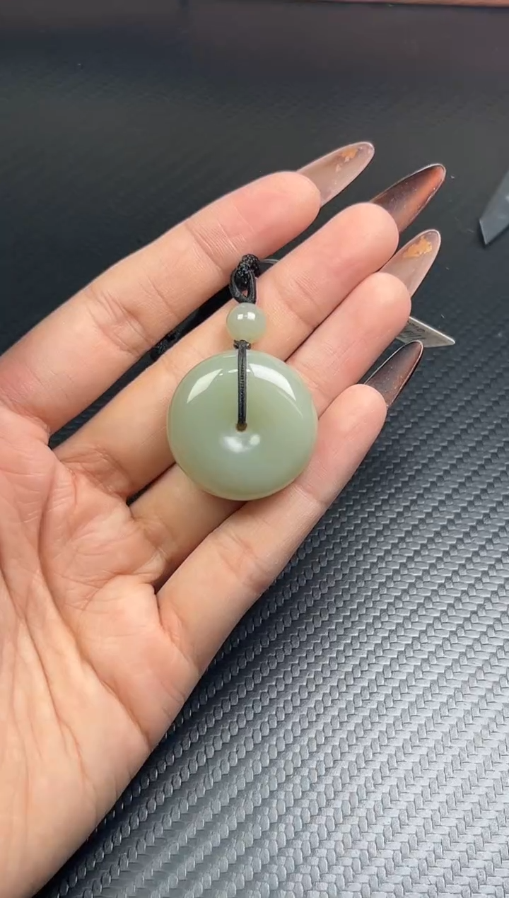 吊坠(赠链)未镶嵌和田玉且末近矿微色差 平安扣