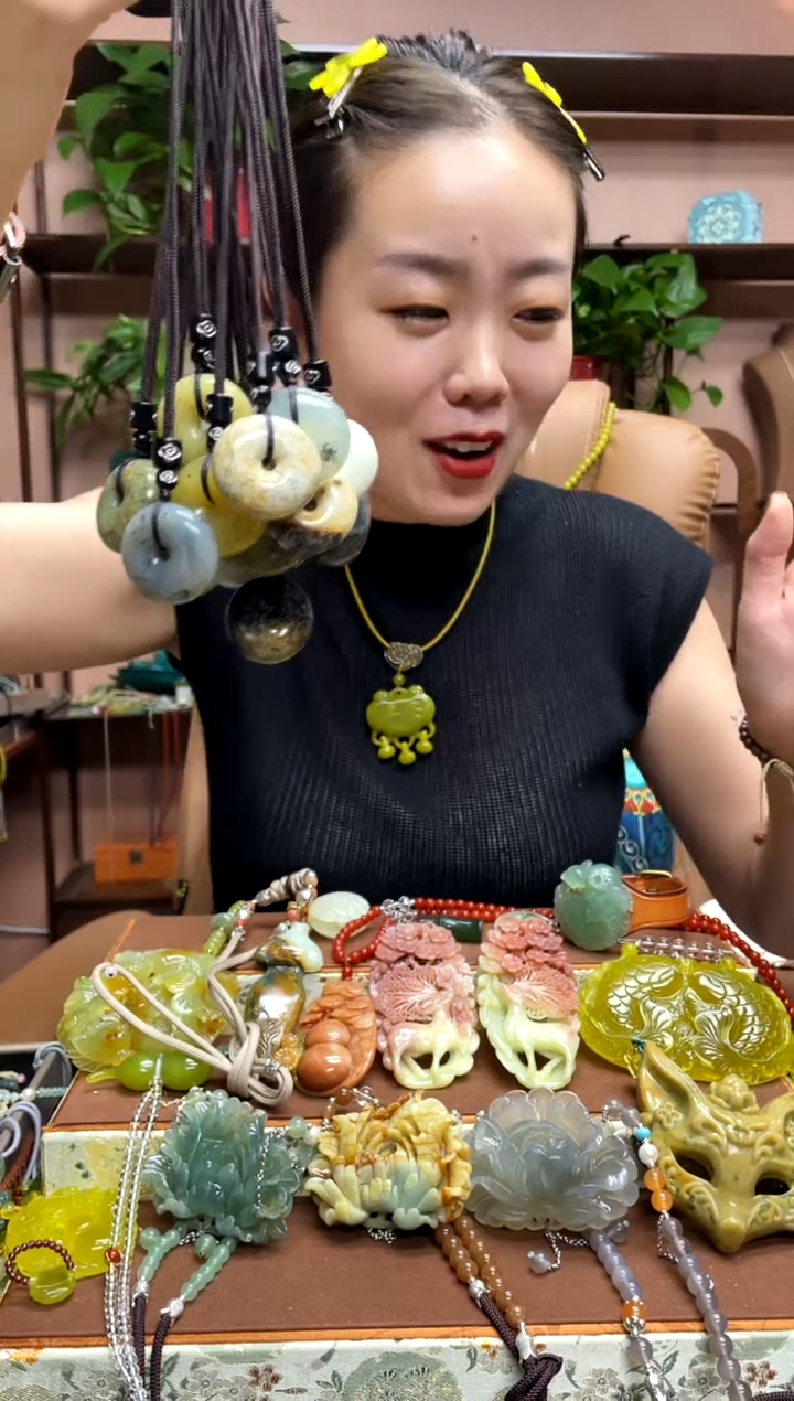 未镶嵌岫玉吊坠多样性发货发其中之一