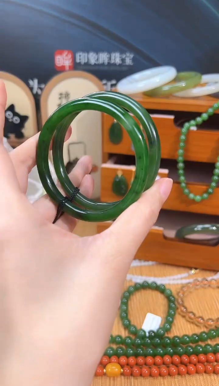 未镶嵌手镯和田玉多样性发一  cg