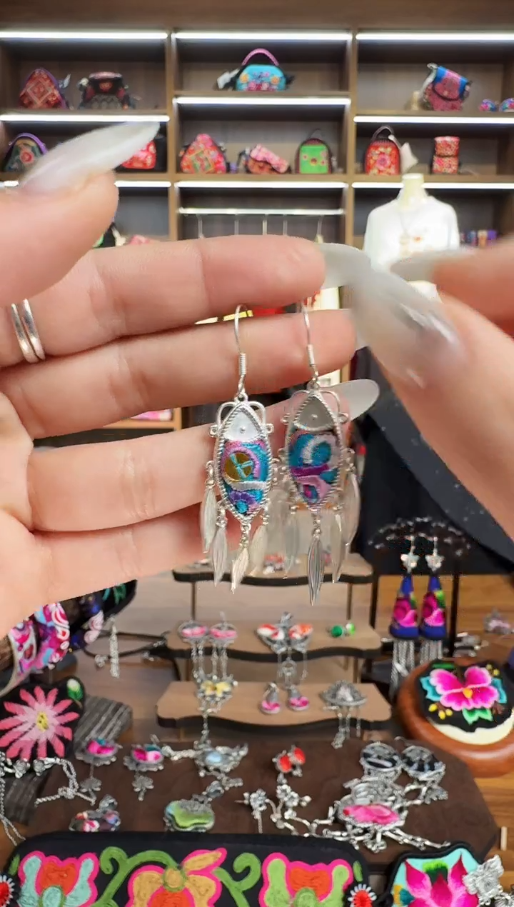 【闪购商品】织绣90蒙阿苏苗绣传承