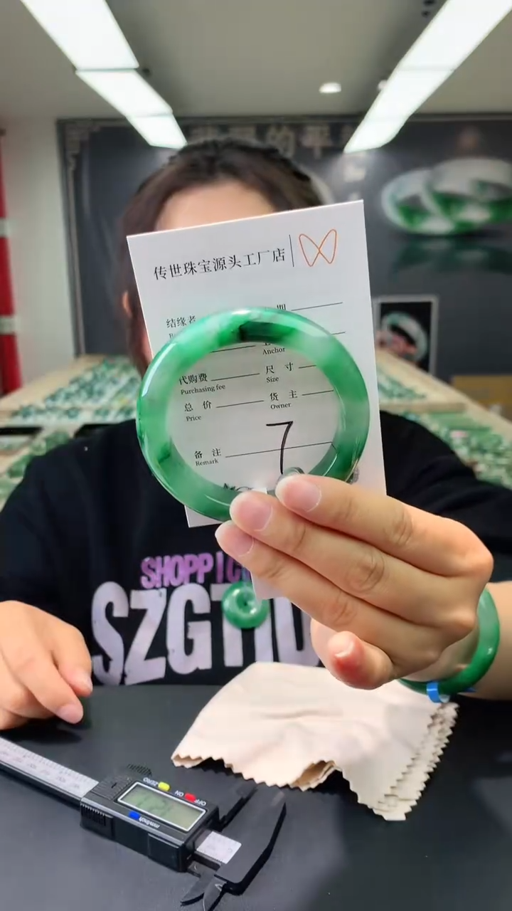 【闪购商品】石英质玉手镯未镶嵌55